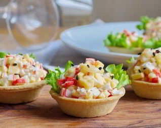 Тарталетки с крабовыми палочками и ананасом
