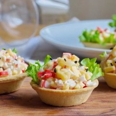 Тарталетки с крабовыми палочками и ананасом