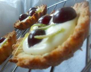 Тарталетки с лаймовым маскарпоне и ромовой вишней