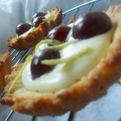 Тарталетки с лаймовым маскарпоне и ромовой вишней