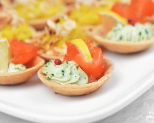 Тарталетки с лососем и авокадо