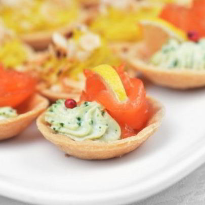 Тарталетки с лососем и авокадо