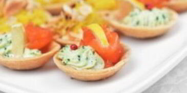 тарталетки с лососем и авокадо