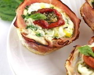 Тарталетки с луком, ветчиной и сырным соусом