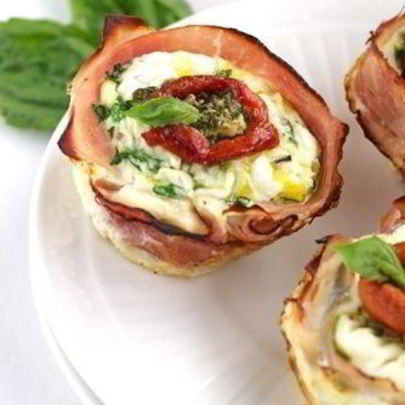 Тарталетки с луком, ветчиной и сырным соусом