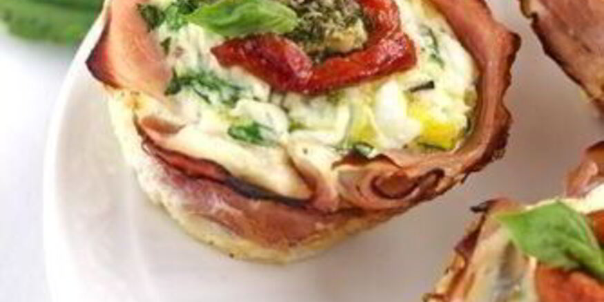 Рецепт тарталеток с луком, ветчиной и сырным соусом