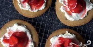 тарталетки с рикоттой и клубникой