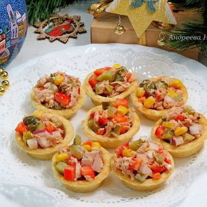 Тарталетки с салатом из тунца