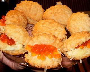 Тарталетки с сырной начинкой и икрой