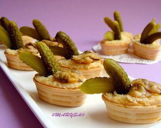 Тарталетки с сыром и копчеными ракушками
