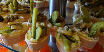 тарталетки с сыром и копчеными ракушками