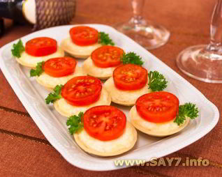 Тарталетки с сыром и помидорами