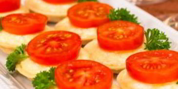 тарталетки с сыром и помидорами
