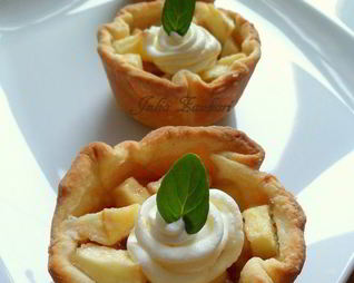 Тарталетки с яблоками, орехами и крем-фрешем