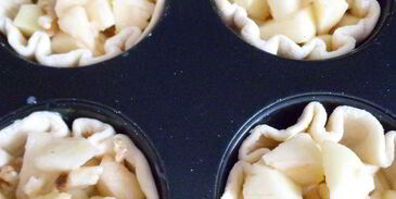 тарталетки с яблоками, орехами и крем-фрешем