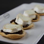 Рецепт Закусочных тарталеток из песочного теста с козьим сыром и луковым джемом