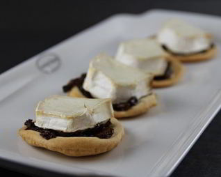 Закусочные тарталетки из песочного теста с козьим сыром и луковым джемом