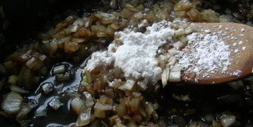 закусочные тарталетки из песочного теста с козьим сыром и луковым джемом