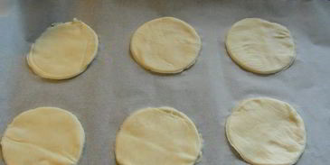 закусочные тарталетки из песочного теста с козьим сыром и луковым джемом