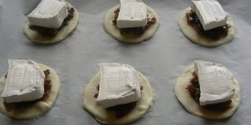 закусочные тарталетки из песочного теста с козьим сыром и луковым джемом