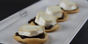 закусочные тарталетки из песочного теста с козьим сыром и луковым джемом