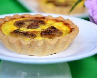 Мини тарты с грибами и пармезаном
