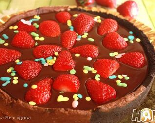 Шоколадный тарт с клубникой