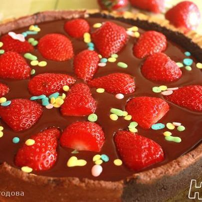Шоколадный тарт с клубникой