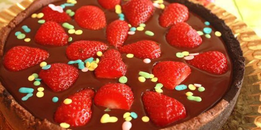 Рецепт шоколадного тарта с клубникой