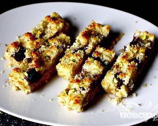 Тарт с ежевикой и фисташками