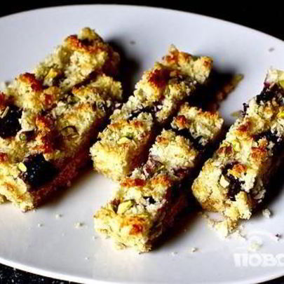 Тарт с ежевикой и фисташками