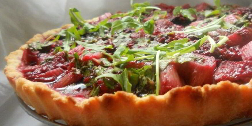 Рецепт тарта с ежевикой, ревенем и руколой