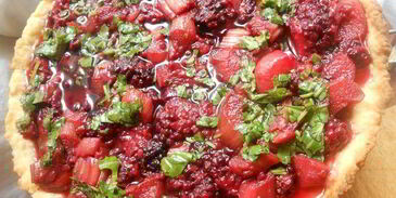 тарт с ежевикой, ревенем и руколой