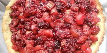 тарт с ежевикой, ревенем и руколой