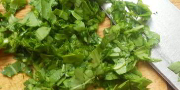 тарт с ежевикой, ревенем и руколой