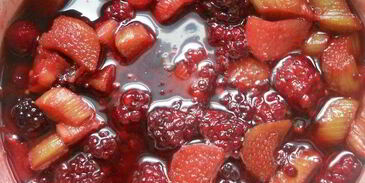 тарт с ежевикой, ревенем и руколой