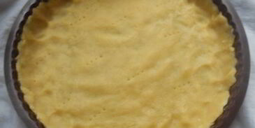 тарт с ежевикой, ревенем и руколой