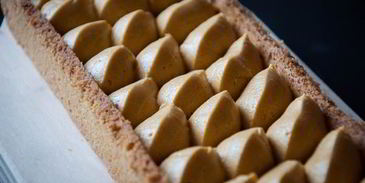 тарт с карамельным кремом и яблоками