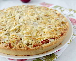 Тарт с ревенем и миндальным кремом