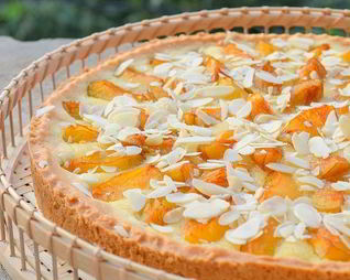 Тарт со сливами и миндалем