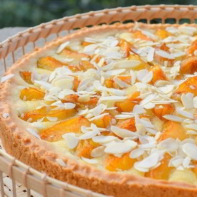 Тарт со сливами и миндалем