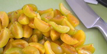 тарт со сливами и миндалем