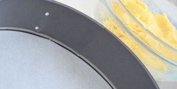 тарт со сливами и миндалем