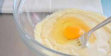 тарт со сливами и миндалем