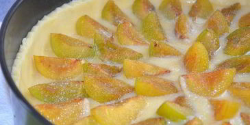 тарт со сливами и миндалем