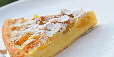 тарт со сливами и миндалем