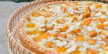 тарт со сливами и миндалем