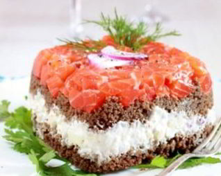 Тартинки слоеные с яблоками и лососем