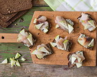 Тартинки со скумбрией и яблоком