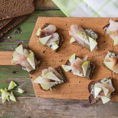 Тартинки со скумбрией и яблоком